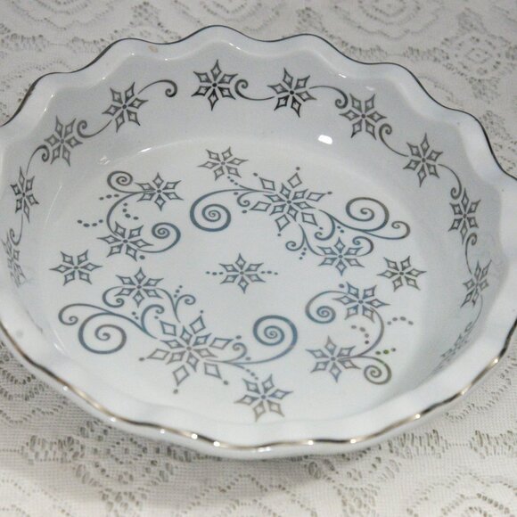 Temp-tations Presentable Ovenware 9" Fluted Pie Quiche Dish with Snowflakes - Picture 4 of 5